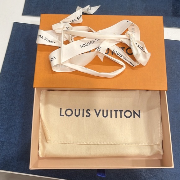 LV ORIGINAL PRICE TO SELL Clémence wallet. Fuchsia Color. - Picture 10 of 10